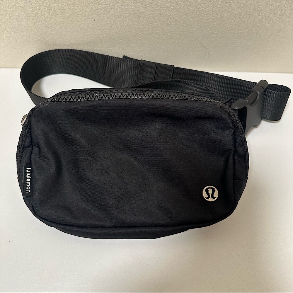 Lululemon Everywhere Belt Bag 1L in Black